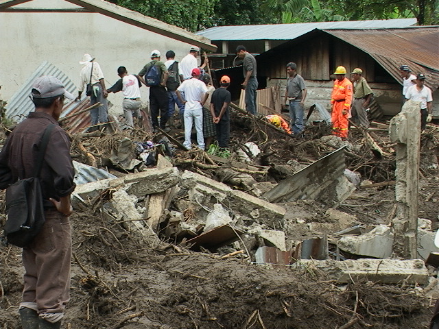 Brigadistas evaluando una zona afectada por un sismo
