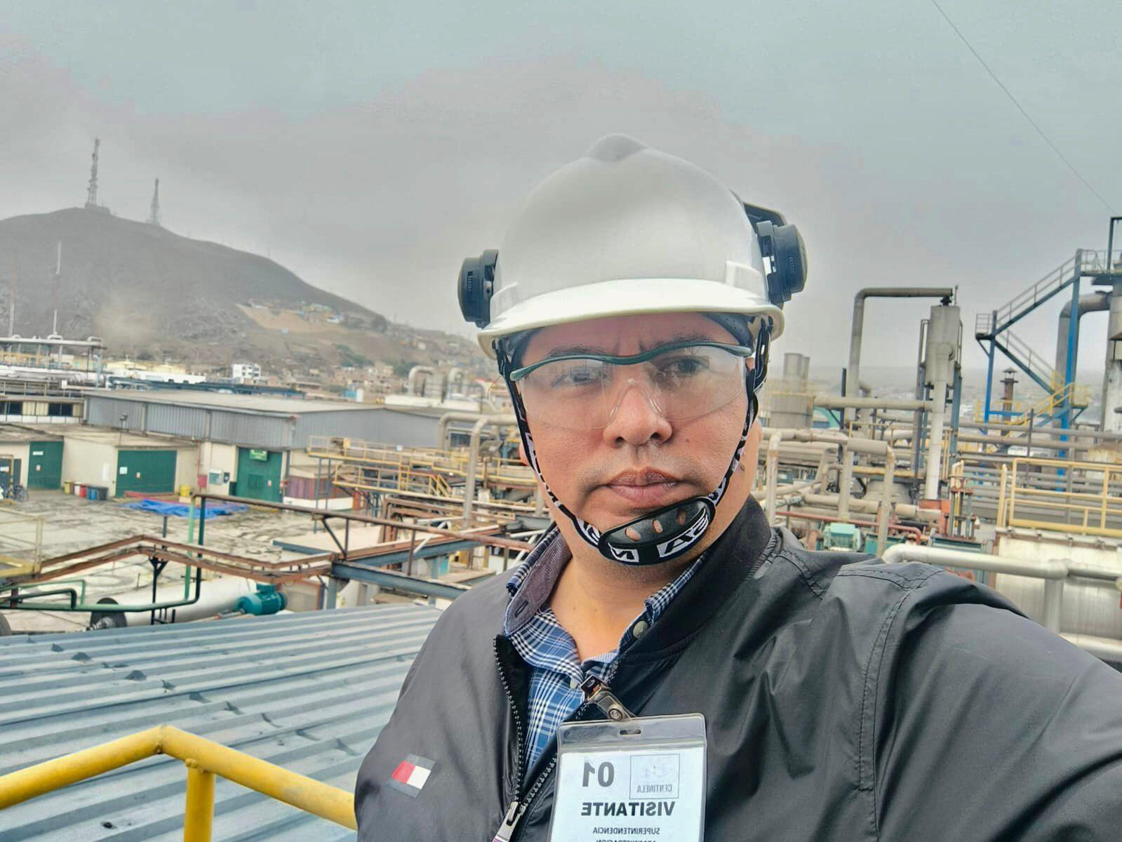 Ingeniero de IISOHE con casco y lentes de seguridad en una planta industrial