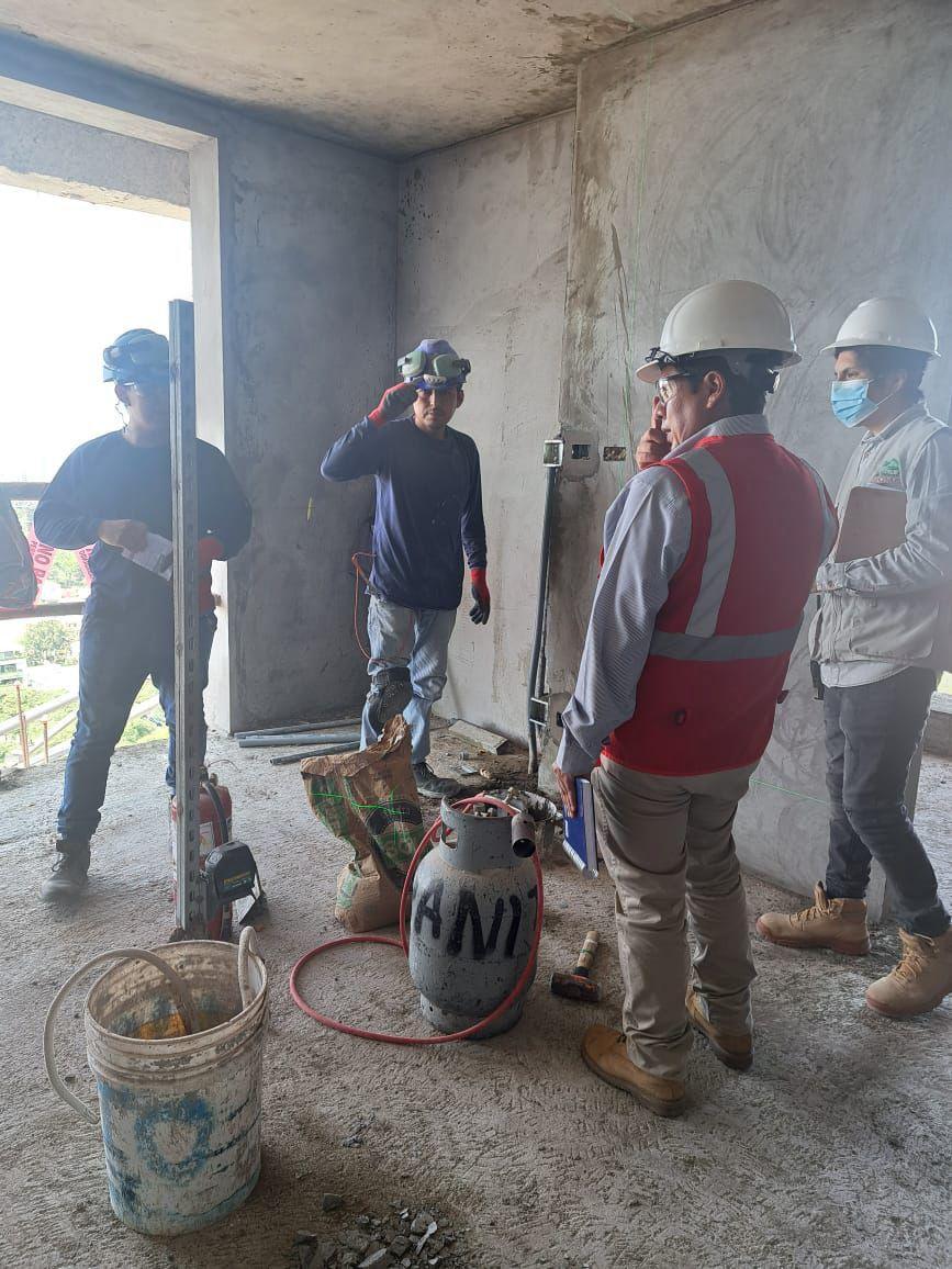 Equipo de IISOHE realizando una inspección en una edificación en obra